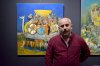 Evgeny Titov vor den Bildern seiner Ausstellung 2019 in Magdeburg, Foto: Galerie fabra-ars