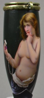 Weiblicher Nackedeie, eine Blume betrachtend, Porzellanmalerei, Pfeifenkopf, D1518