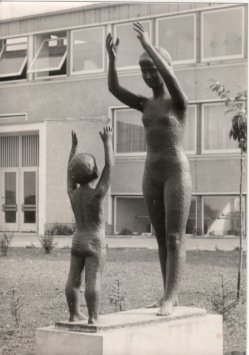 Dieter Borchhardt (geb. 1931), Ball spielende Kinder, Bronze Lauchhammer 1966, Zielitz