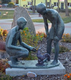 Dieter Borchhardt (geb. 1931), „Kindergruppe mit Hahn“, Bronze Lauchhammer 1968, Stendal