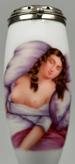 Schlafendes Mädchen mit entblöstem Busen, Porzellanmalerei, Pfeifenkopf, D2506